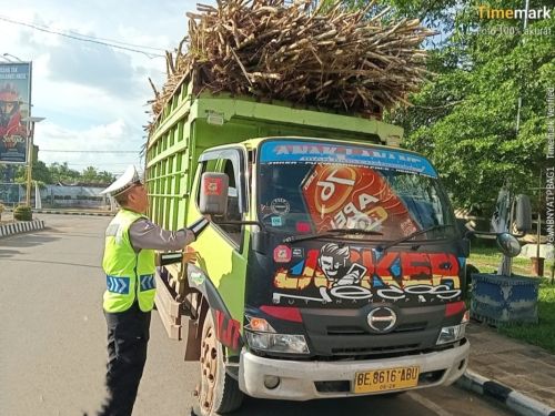 Personel Satlantas Polres Lampung Utara Jaga Arus Sore di Bundaran Payan Mas, Pelanggar Langsung Ditegur Humanis