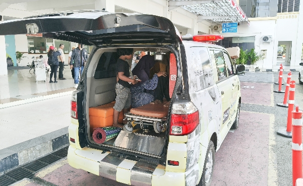 Bupati Bireuen Mukhlis Kirim Ambulans Jemput Buruh Sawit Sakit yang Dipulangkan dari Malaysia