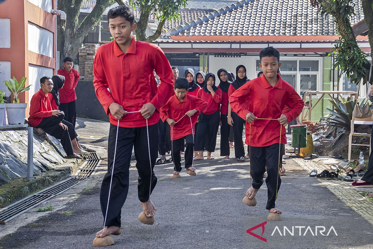 Siswa Sekolah Rakyat di Cimahi Main Bakiak Batok, Cara Unik Polban Kenalkan Permainan Tradisional ke Generasi Muda