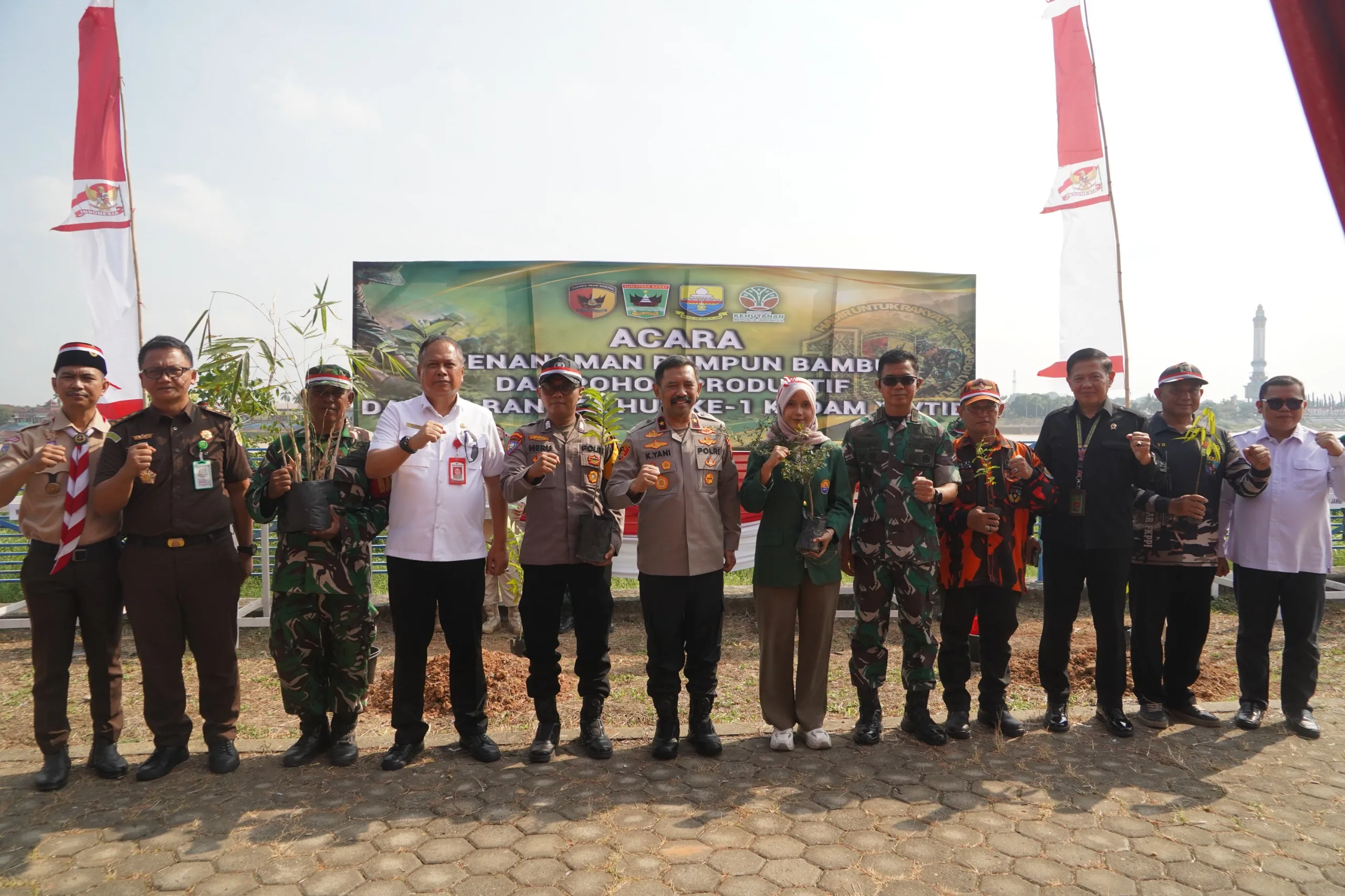 Danrem 042/Gapu Pimpin Penanaman 639 Pohon di Bantaran Sungai Batanghari, Fokus pada Perawatan Tanaman