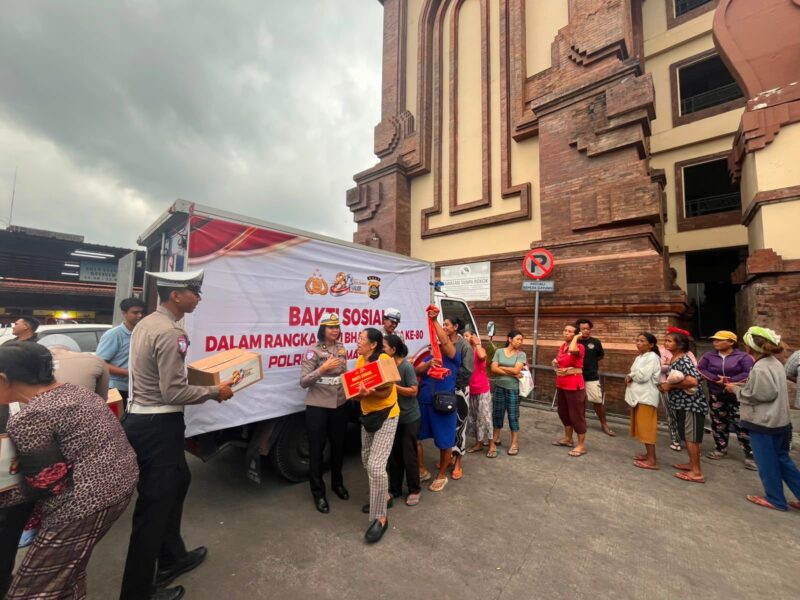 Polda Bali Bagikan 300 Paket Sembako ke Buruh Angkut di Pasar Kumbasari Denpasar Jelang Hari Bhayangkara ke-80