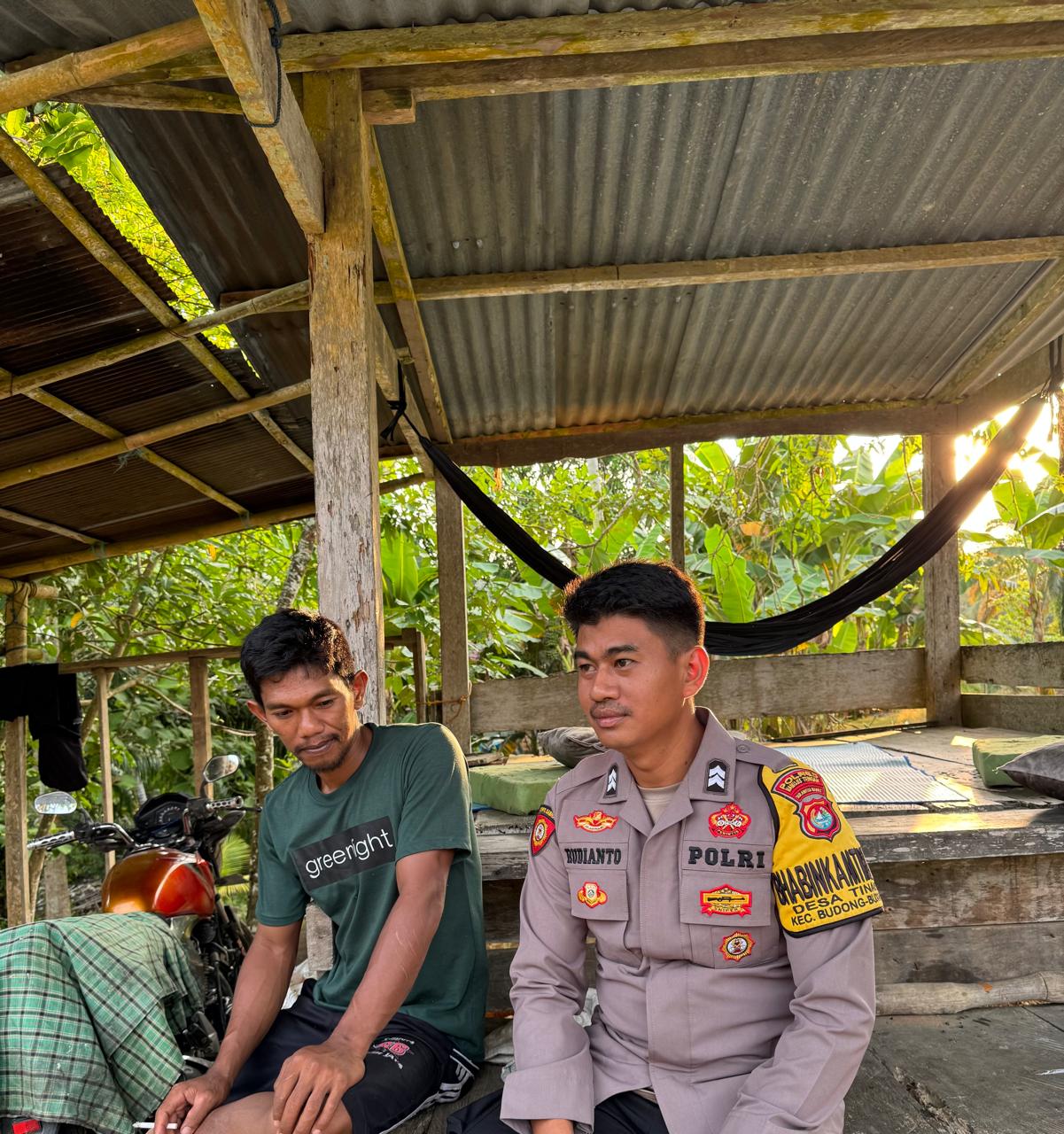 Bhabinkamtibmas Desa Tinali Sambangi Warga, Perkuat Kerukunan dan Keamanan Lingkungan