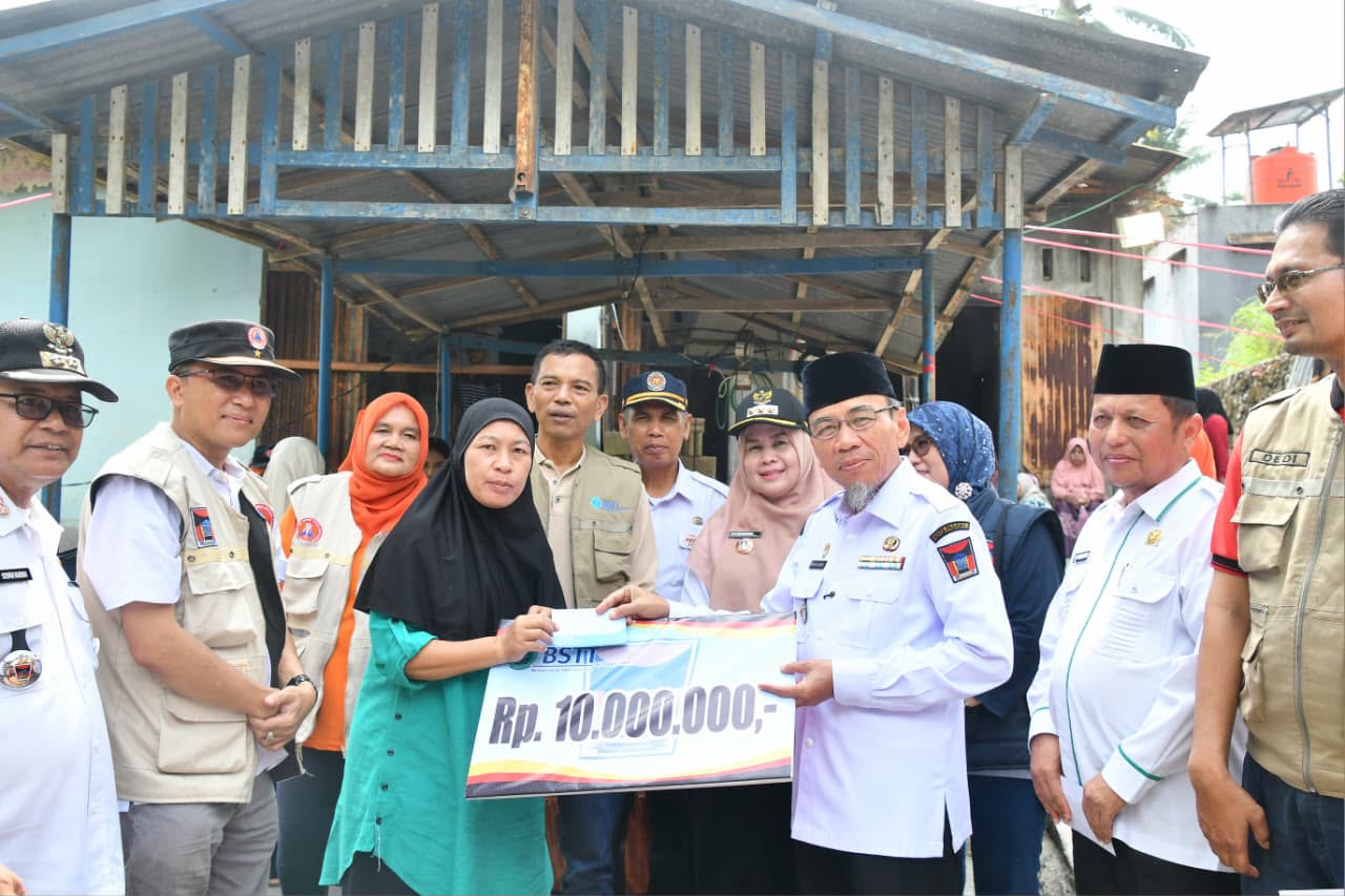 Wawako Padang Maigus Nasir Serahkan Bantuan Langsung ke Korban Kebakaran di Batu Gadang, Masing-masing Terima Rp11,5 Juta