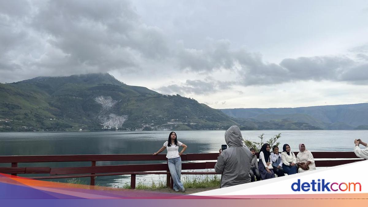 Tugu Raja Sitanggang di Samosir Kini Viral, Wisatawan Berburu Foto Panorama Gunung Pusuk Buhit dan Danau Toba