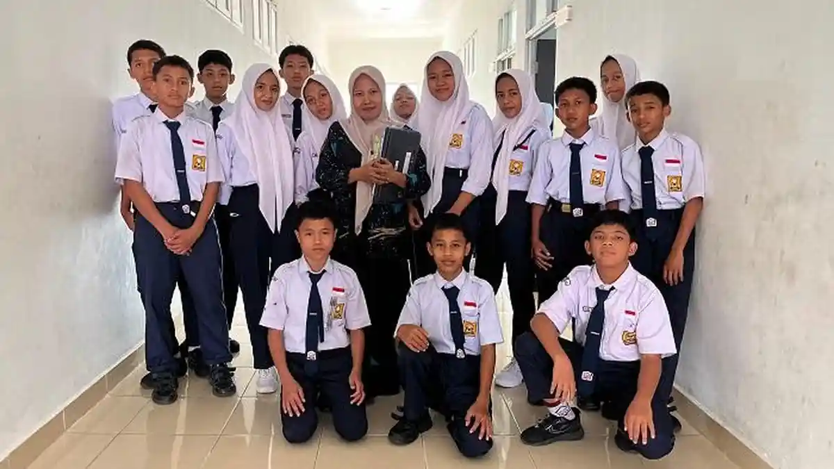 Guru SRMP 25 Kendari Ceritakan Perjuangan 10 Bulan Mengajar Matematika, dari Perkalian Dasar hingga Aljabar