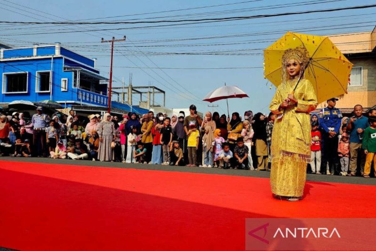 Pemkab Natuna Gelar Karnaval Budaya HUT Ke-27, 23 Peserta Tampilkan Busana Kreatif di Pantai Piwang