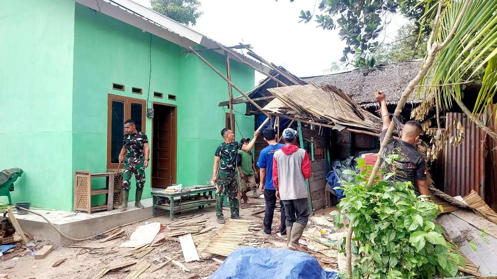 Rumah Ibu Sriyanti di Palembang Hampir Rampung, 10 Personel TNI dan Warga Kerja Finishing Teras