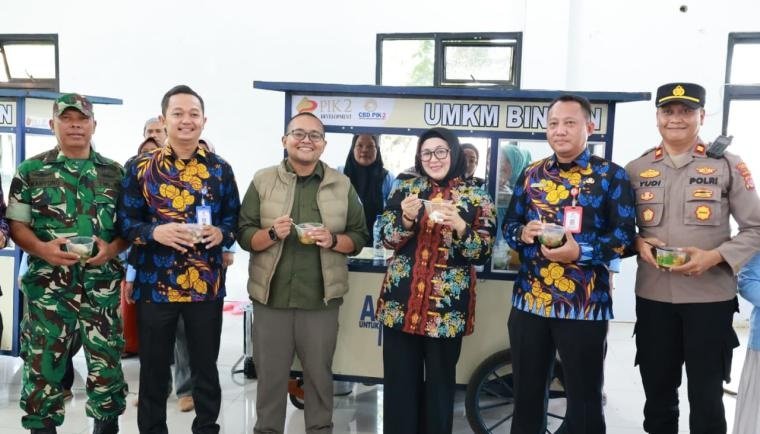 Wabup Tangerang Intan Nurul Hikmah Serahkan Bantuan Usaha Mi Ayam untuk 16 Perempuan Kepala Keluarga di Kronjo