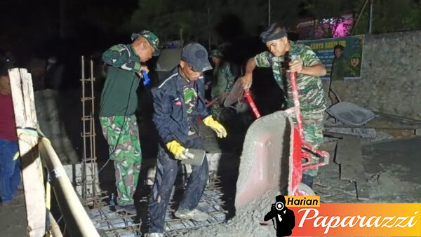 Koptu Suharto dan Warga Desa Lawe Sikap 1 Lembur Cor Lantai Jembatan Beton Demi Akses Penghubung