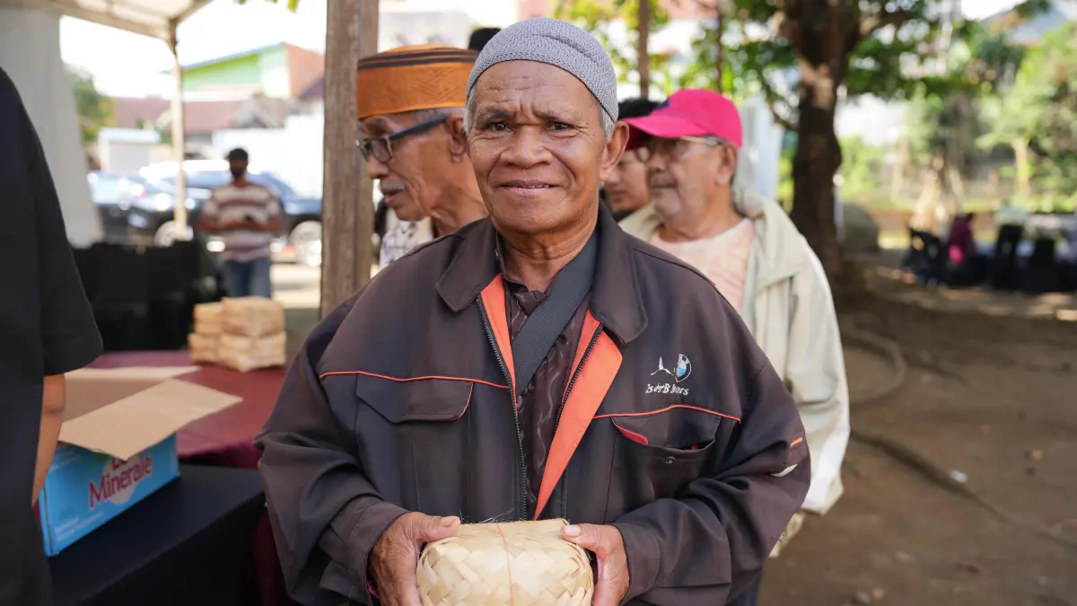 Pertamina Patra Niaga Regional Sulawesi Bagikan Ribuan Paket Daging Kurban ke Warga Manado dan Sekitarnya di Hari Raya Idul Adha