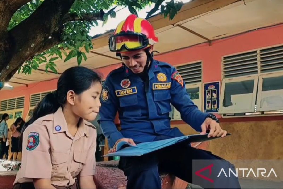 BKKBN Maluku Libatkan Personel Damkar Ambon Jadi Figur Ayah Pengganti di Hari Pertama Sekolah Anak