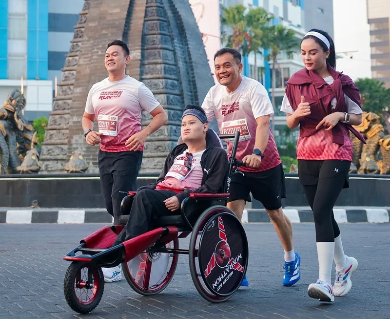 Dorong Kursi Roda Putranya, Gubernur Jateng Ahmad Luthfi Jadi Bintang di Sukoharjo Spektakuler Run 2026 yang Iringi HUT ke-80 Kabupaten