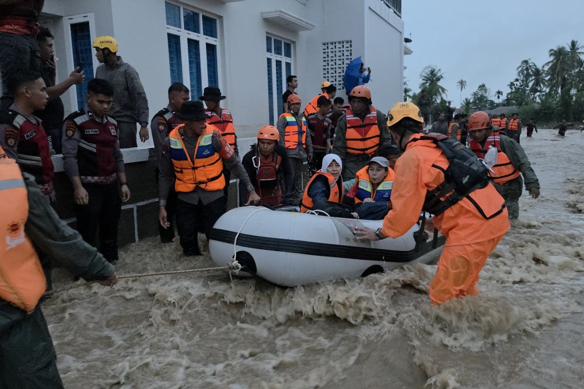 Tim SAR Padang Evakuasi 50 Warga Terjebak Banjir Koto Tangah, Prioritaskan Anak dan Lansia