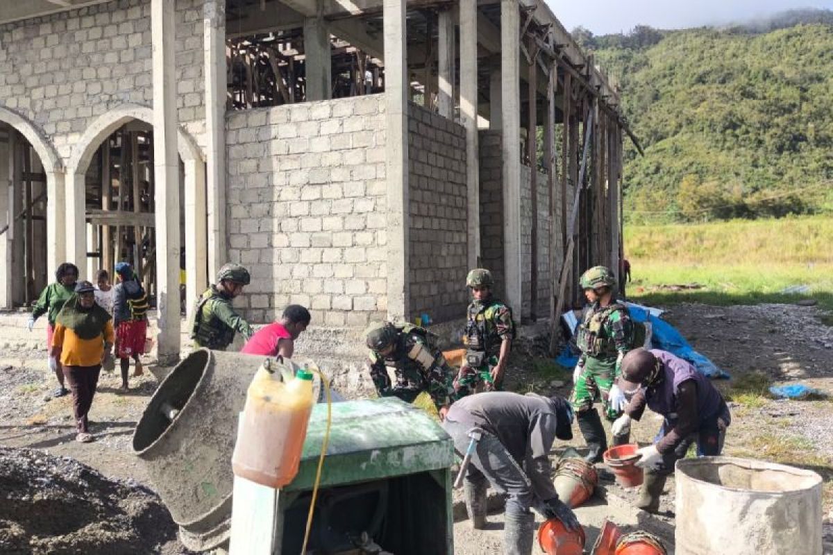 Bangun Masjid di Walesi Papua Pegunungan, Prajurit Yonif 521/DY dan Warga Gotong Royong Angkut Material hingga Pasang Konstruksi