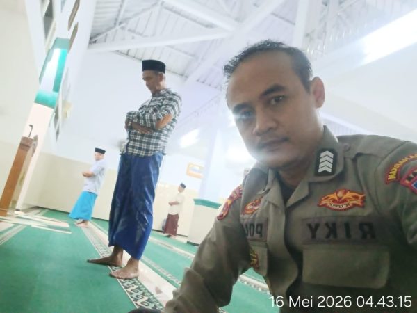 Anggota Polsek Rangkasbitung Rutin Sholat Subuh Keliling di Lebak, Program Suling Kapolda Banten untuk Dekati Warga
