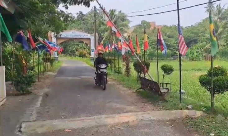 Sambut Piala Dunia 2026, Warga Kubanglesung Kulon Cilegon Hias Kampung dengan Bendera 32 Negara Peserta