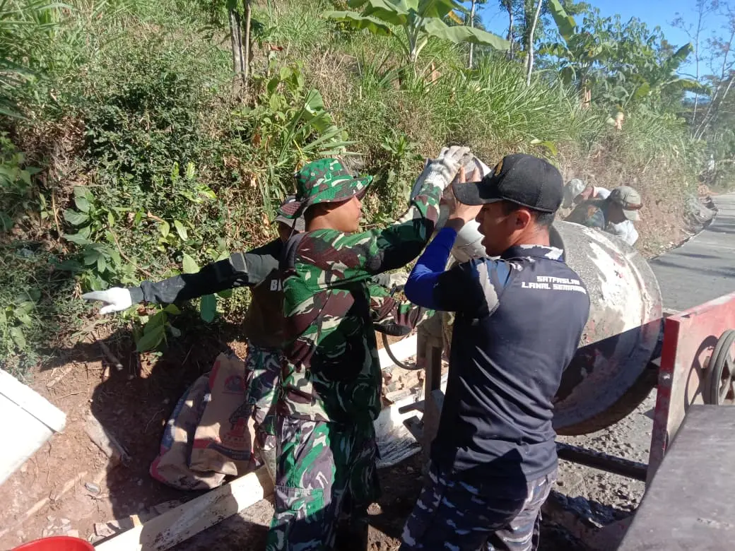 Satgas TMMD dan Warga Gotong Royong Kebut Pengecoran Jalan di Dusun Gombyong, Desa Cukil, Sumatera Selatan