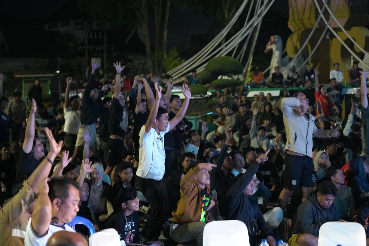 Nobar Piala Dunia 2026 di Tugu Keris Siginjai: Ratusan Warga dan Prajurit TNI Duduk Berdampingan, Spanyol ke Semifinal