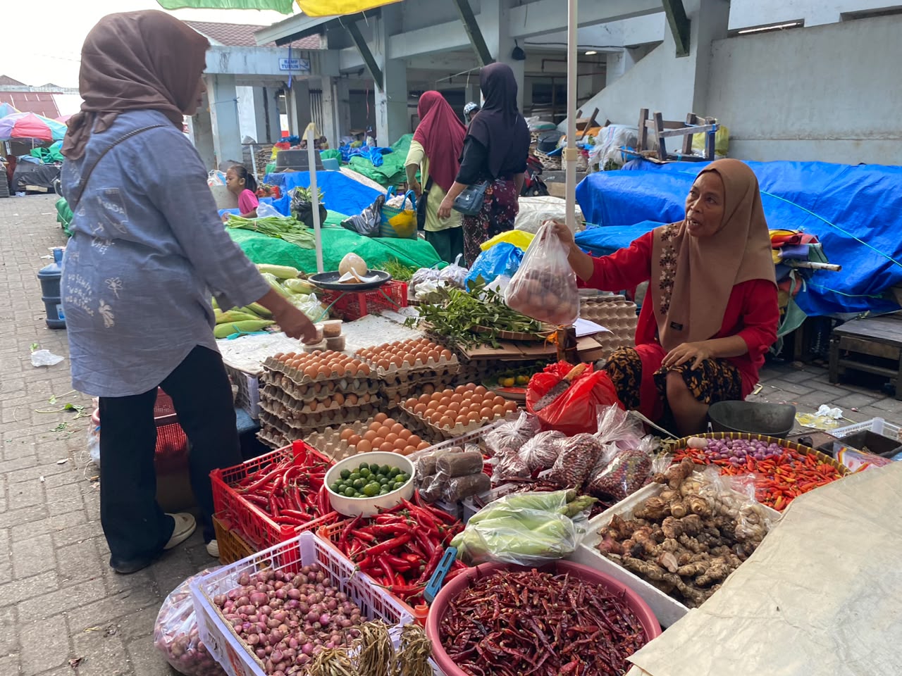 Jelang MBG Dimulai Lagi, Harga Sembako di Pasar Renteng Praya Justru Landai; Cabai dan Tomat Turun