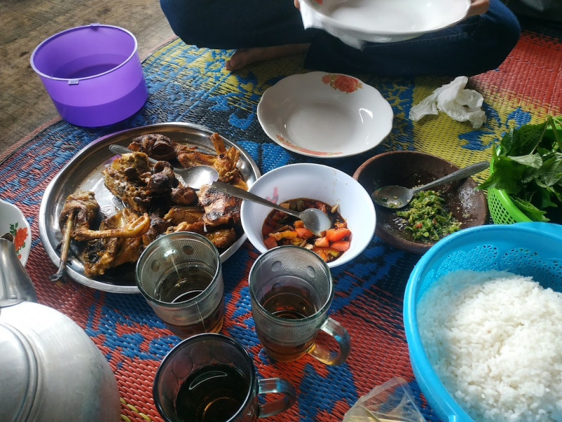 RM Pak Entos Puncak Dua, Warung Lesehan dengan Ayam dan Ikan Bakar Segar