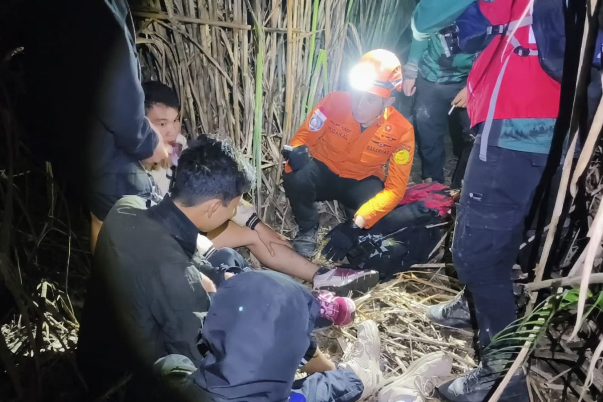 Tim SAR Gabungan Evakuasi 4 Pendaki Tersesat di Puncak Gunung Lokon Tomohon, Kondisi Selamat