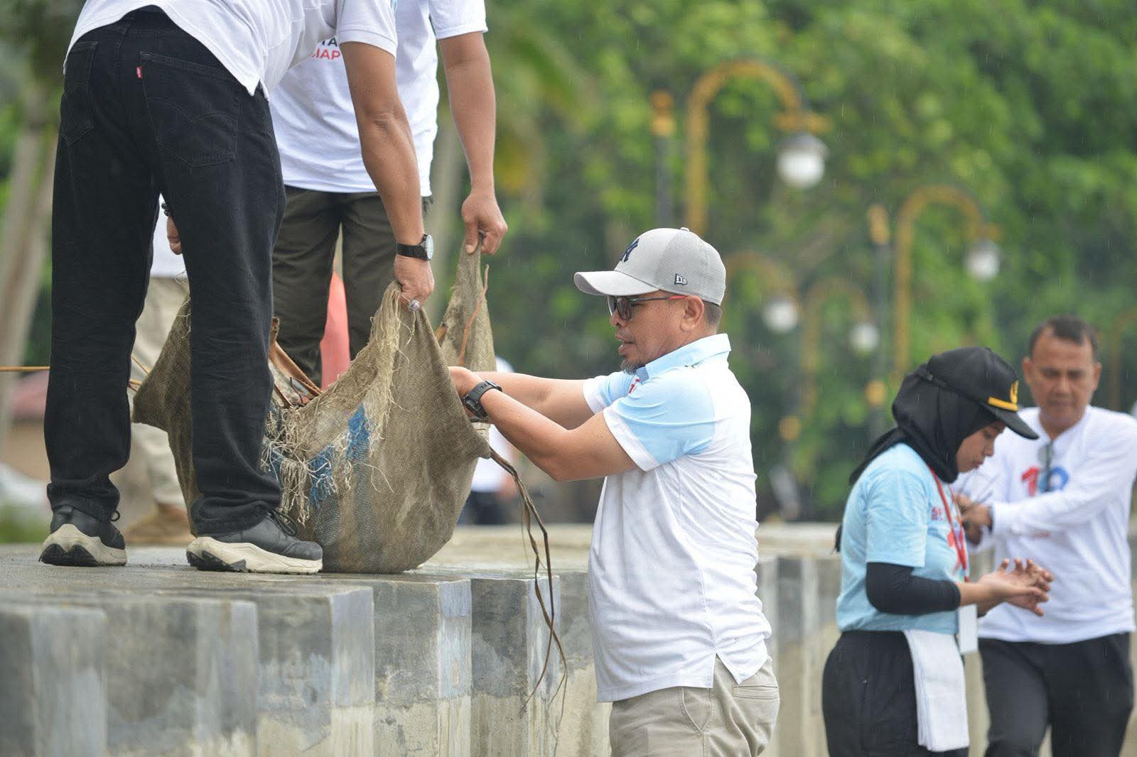 Bupati Bolmut Pimpin Aksi Bersih Pantai Batu Pinagut Jelang HUT ke-19, Efisiensi Anggaran Warnai Perayaan
