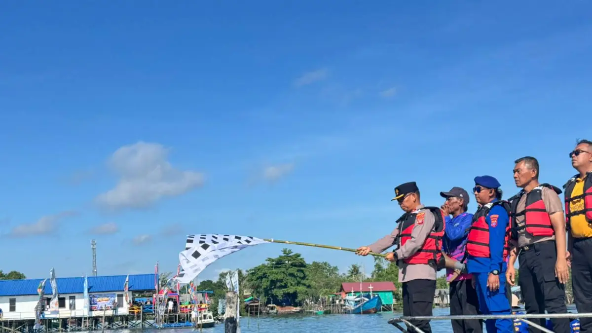 Dian dari Tim Ujung Kampung Baru Sabet Juara I Balap Speedboat Hari Bhayangkara ke-79 di PPU, Gebyar di Pesisir Pantai