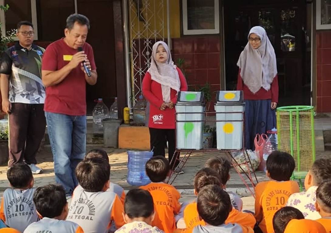 SDN Kejambon 10 Kota Tegal Gandeng Bank Sampah Librale, Ajari Siswa Pilah Sampah dan Olah Limbah Nanas Jadi Eco-Enzyme