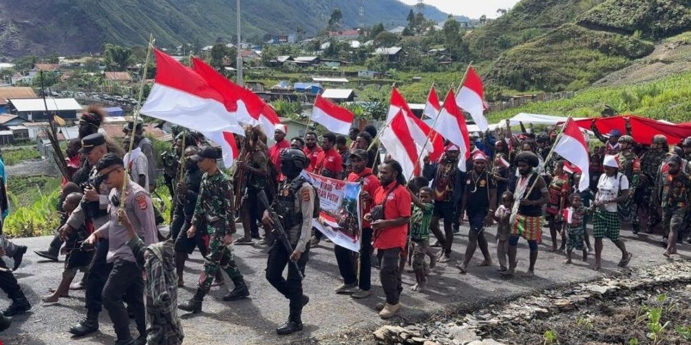 800 Warga Puncak Jaya Kirab Bendera Raksasa 50 Meter di Hari Lahir Pancasila, Diiringi Lagu Kebangsaan