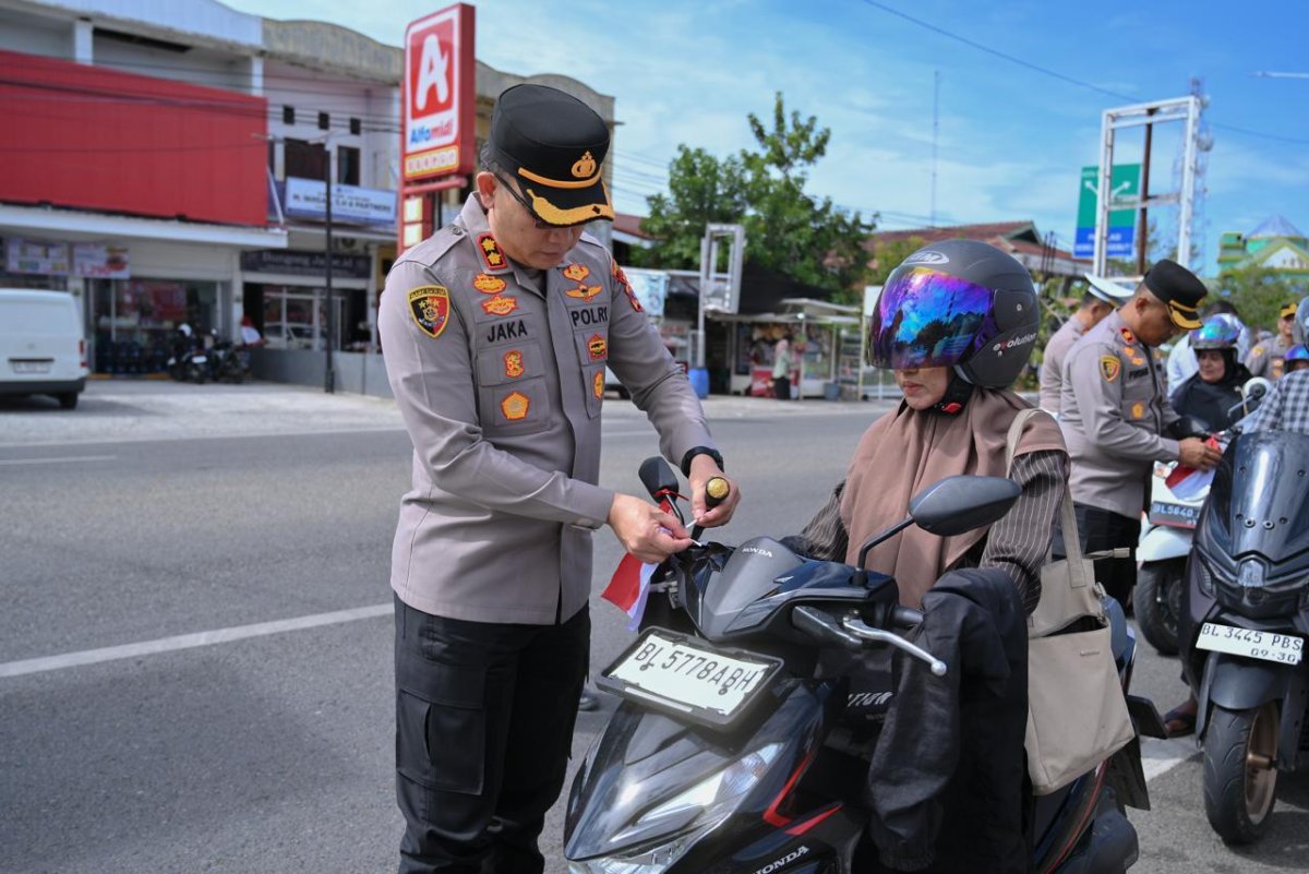 Kapolres Pidie AKBP Jaka Mulyana Bagikan Bendera Merah Putih ke Pengguna Jalan demi Tumbuhkan Semangat Nasionalisme