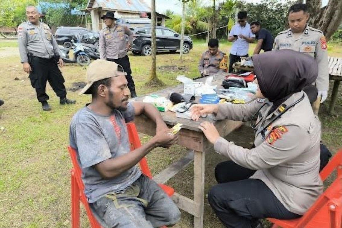 Satgas Operasi Damai Cartenz dan Polres Sarmi Gelar Pelayanan Kesehatan Gratis di Kampung Waaf, Toor Atas