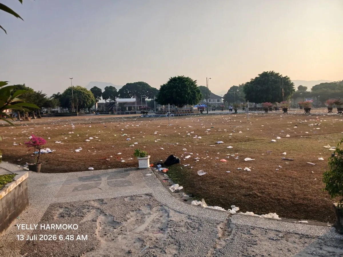 Alun-Alun Banjarnegara Dipenuhi Sampah Usai Gelar Seni Saleho, DPKPLH Tegaskan Aturan “Datang Bersih, Pergi Bersih”