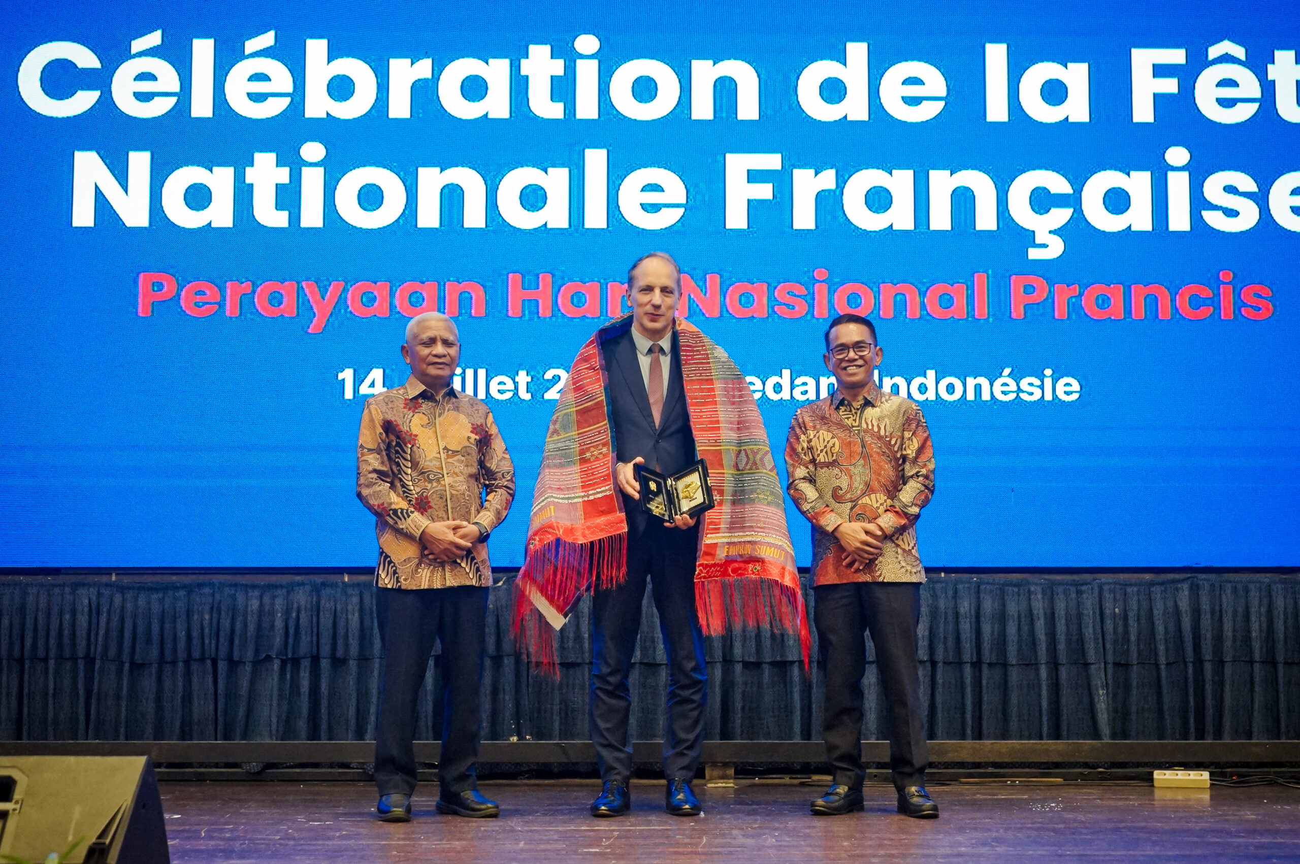 Wakil Wali Kota Medan Hadiri Resepsi Bastille Day, Dubes Prancis Disematkan Kain Ulos sebagai Simbol Kehormatan