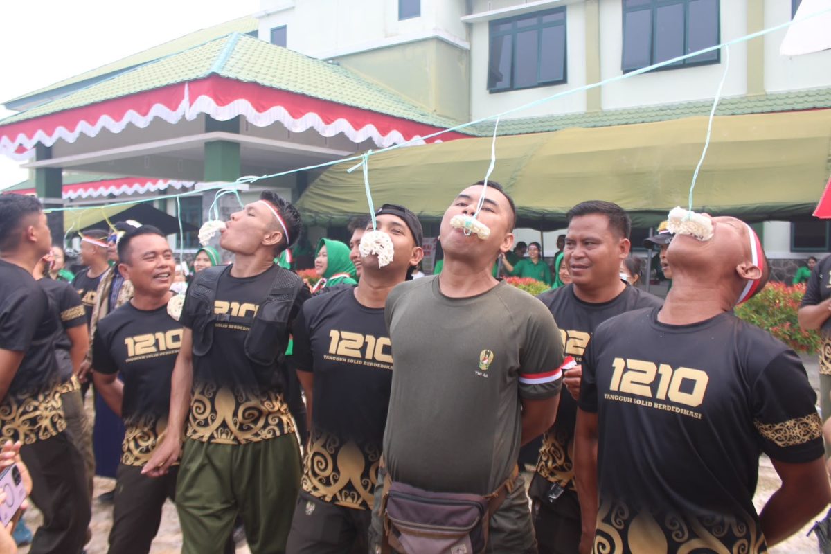 Dandim 1210/Landak Ikut Lomba Sarung dan Pukul Bantal Bareng Prajurit, Tegaskan Kebersamaan Kunci Kemerdekaan