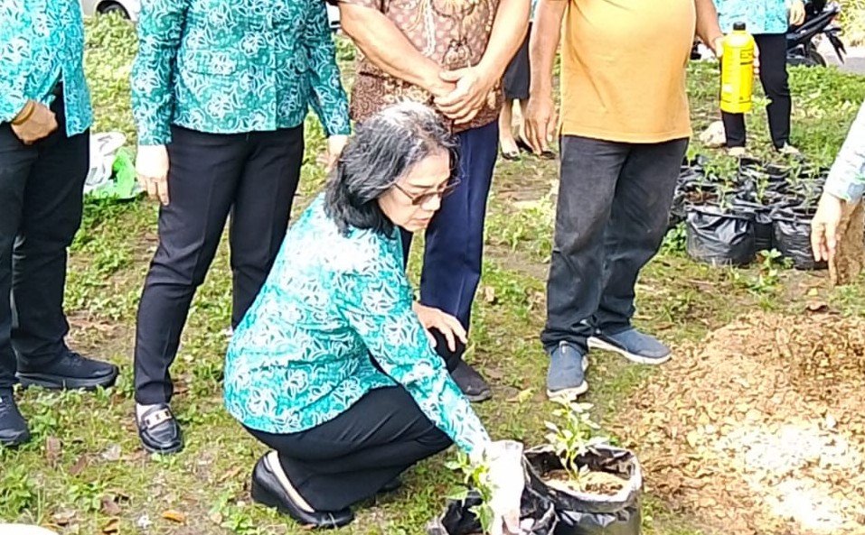 Ketua TP PKK Bitung Ellen Sondakh Turun ke Kelurahan, Latih Warga Olah Sampah Rumah Tangga Jadi Kompos