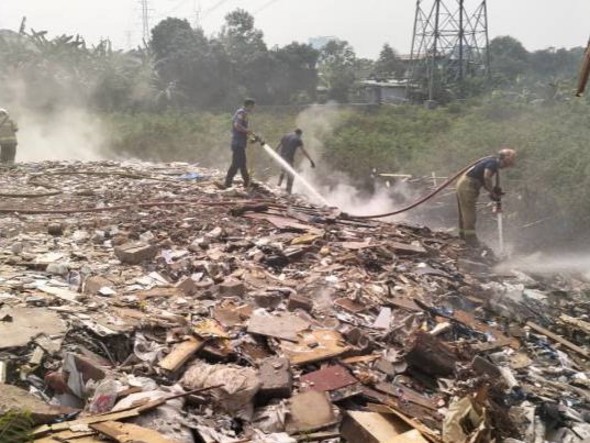 Kebakaran Lahan di Pondok Bahar Tangerang, BPBD Terapkan Metode Suntik Bertekanan 9 Bar untuk Padamkan Bara di Kedalaman 2 Meter