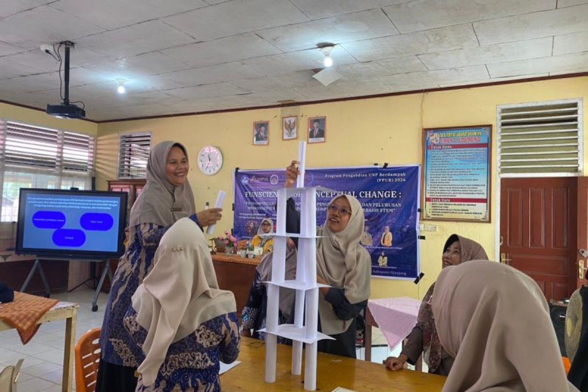 Dosen UNP Dampingi Guru IPA SMP Sijunjung Lewat Program FUNSCIENCE, Latih Eksperimen Konflik Kognitif Berbasis STEM