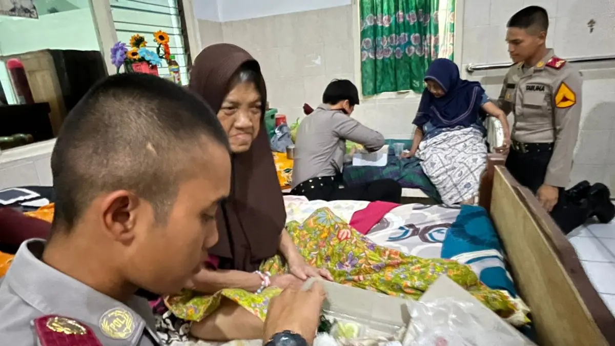 Taruna Akpol Angkatan 60 Bagikan Sembako ke Panti Jompo Aisyiyah Solo saat Latja