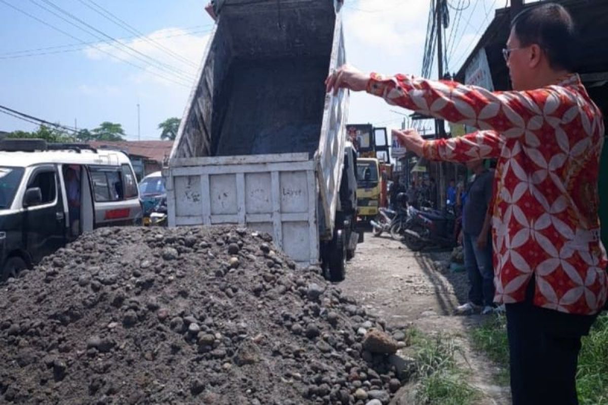 Warga Deli Serdang Gotong Royong Timbun Jalan Rusak di Jalan Veteran Pasar IX, Hasyim Apresiasi dan Desak Pemprovsu Turun Tangan