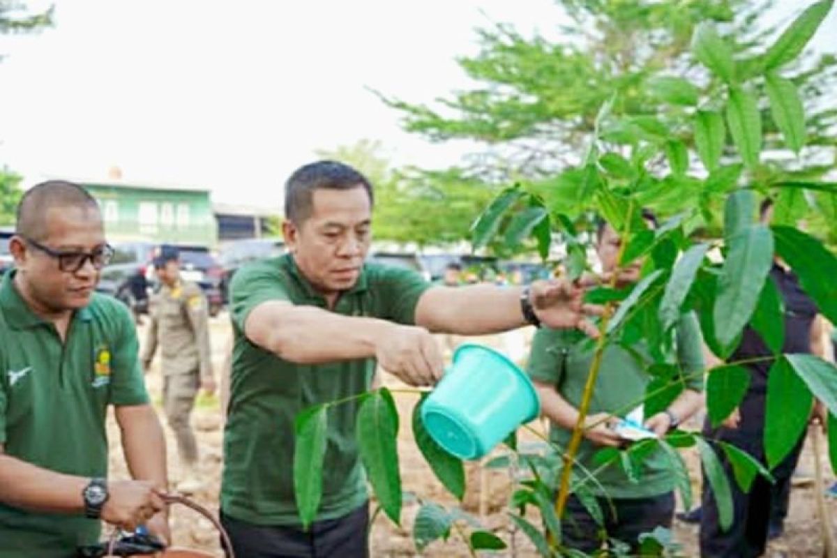 Pemkab Karawang Libatkan 34 Perusahaan Tanam 1.931 Bibit Pohon, Bupati Ingatkan Perawatan Jadi Kunci