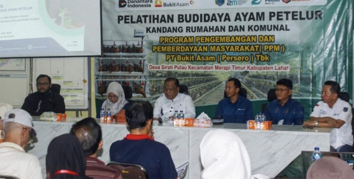 100 Kepala Keluarga di Merapi Timur Lahat Terima Bantuan Ayam Petelur dari PT Bukit Asam, Target Desa Mandiri Penghasil Telur