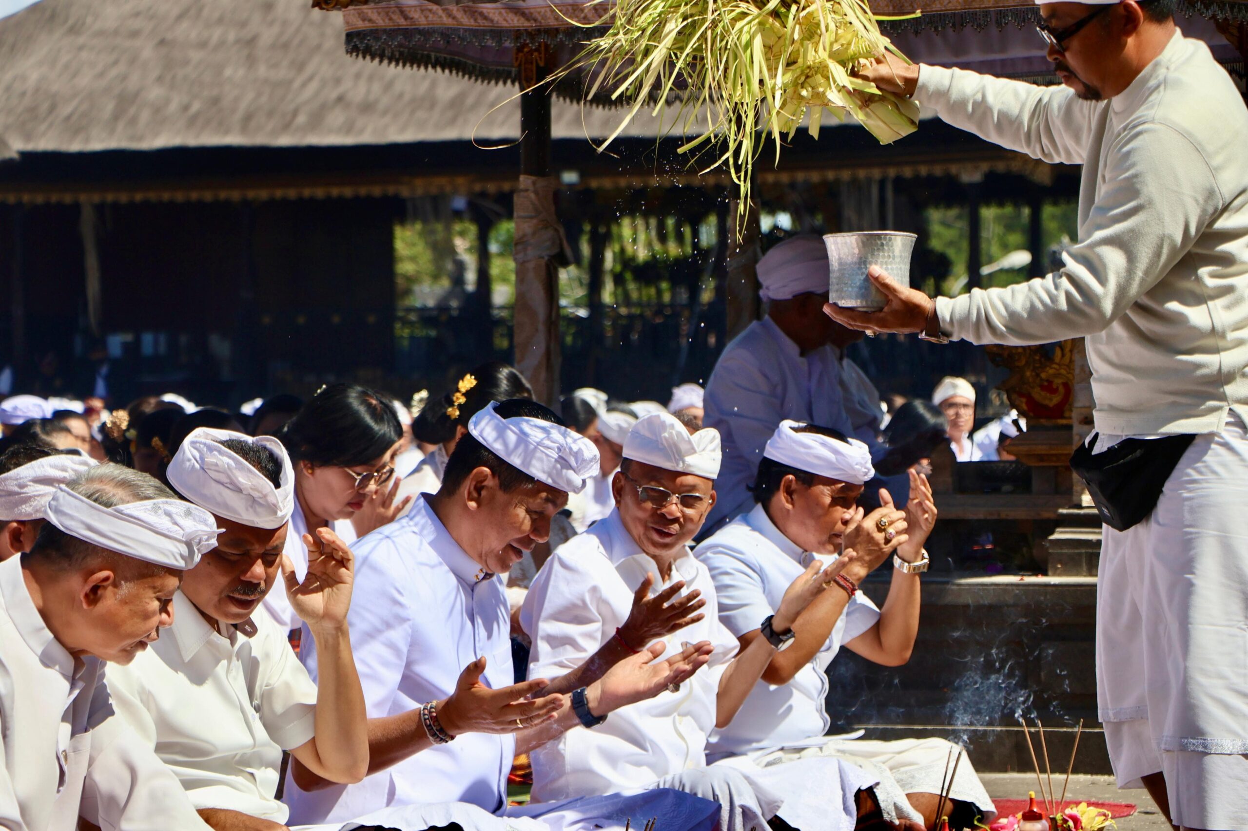 HUT ke-68 Provinsi Bali, Gubernur Koster Sembahyang dan Ngaturang Pekeling di Pura Agung Besakih