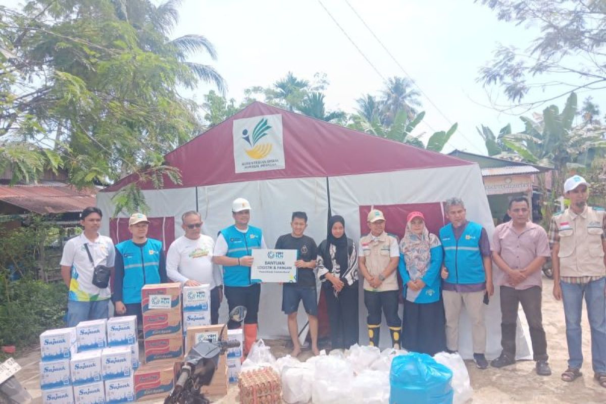 YBM PLN UP3 Padang Salurkan Nasi Bungkus dan Mi Instan ke Warga Terdampak Banjir Bandang Kuranji