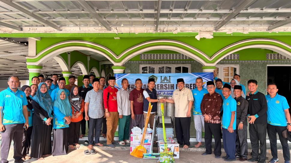 Puluhan ASN Kemenag Lampung Timur Bersihkan Masjid, Pura, Gereja, dan Vihara saat Peaceful Muharam