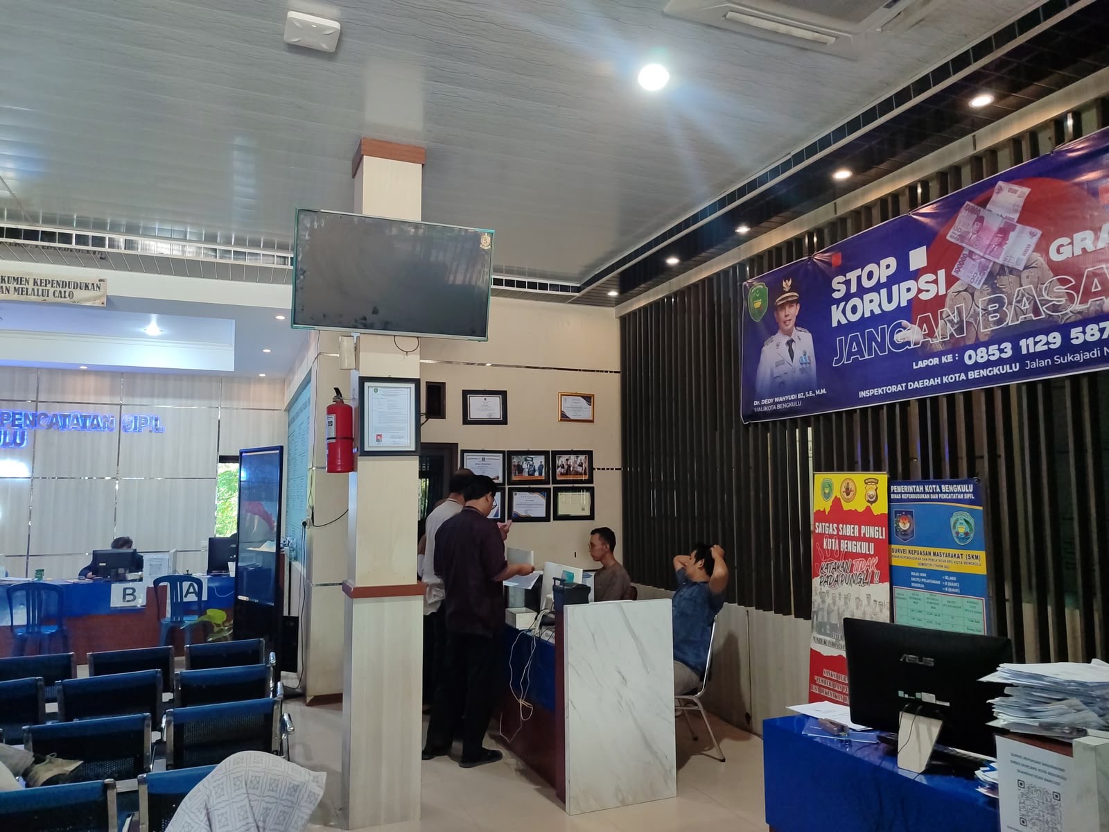 Antrean Warga di Dukcapil Kota Bengkulu Tembus 400 Dokumen Per Hari Jelang Tahun Ajaran Baru, Aturan Nama Dua Suku Kata Diterapkan