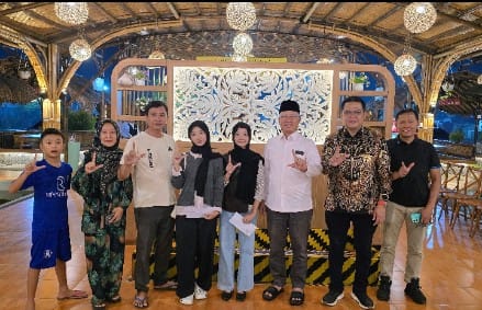 Anggota DPR RI Mukhlis Basri Temui Keluarga Si Kembar Asal Pesisir Barat yang Lulus UI, Terharu dengan Perjuangan Orang Tua di Kontrakan Cikarang