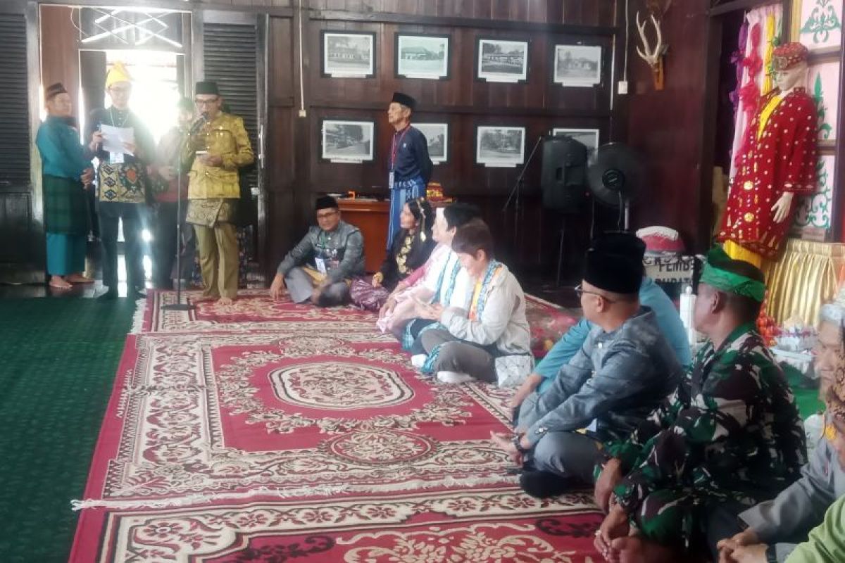 Bupati Belitung Jamu Dua Evaluator UNESCO Global Geopark dengan Tradisi Makan Bedulang di Rumah Adat Melayu