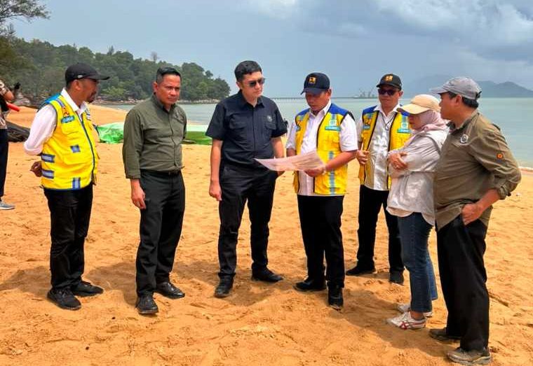 Abrasi 15 Meter Ancam Pantai Kura-Kura Bengkayang, Kemenko Infrastruktur Tinjau Lokasi Pembangunan Pengaman Pantai 600 Meter