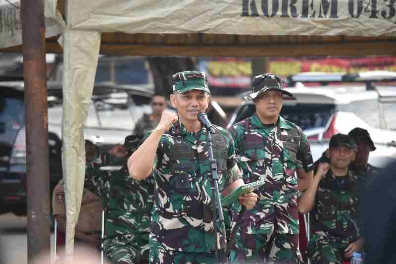Danrem 043/Gatam Pimpin Langsung Karya Bhakti Bersihkan Pasar Cendrawasih Metro, 500 Personel Dikerahkan