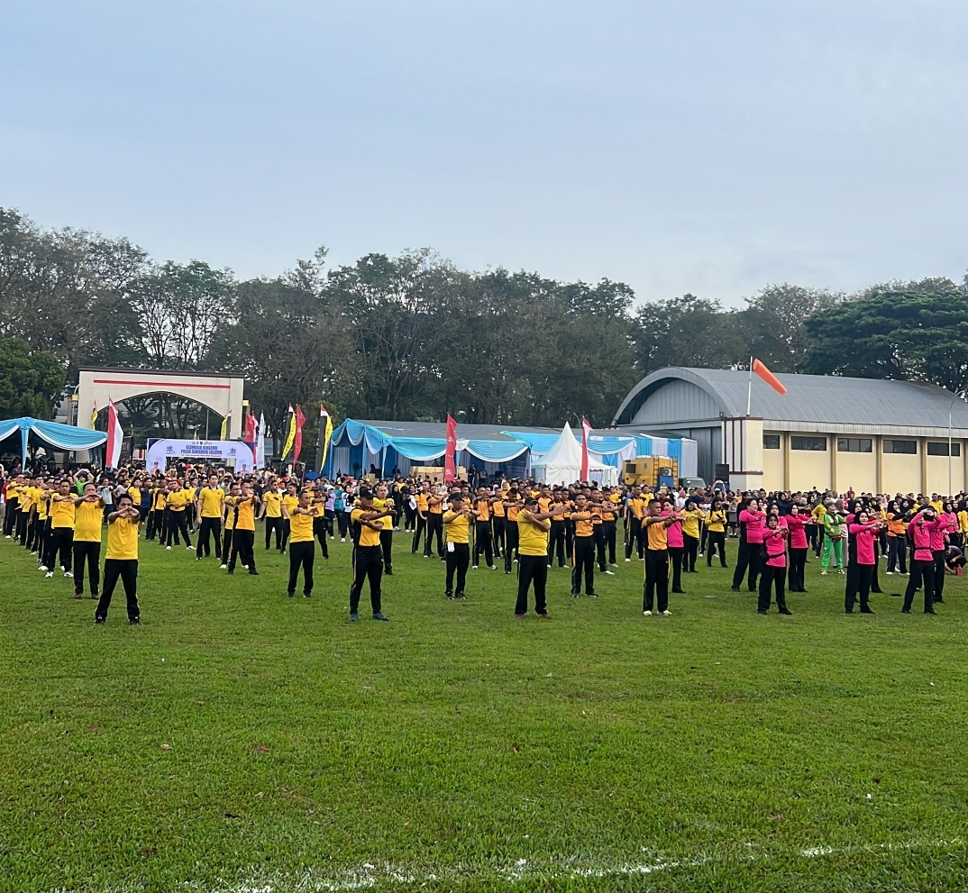 Ribuan Personel Polda Sumsel dan Keluarga Besar Polri Padati Stadion Wirabhakti, Kapolda Pimpin Olahraga Bersama Hari Bhayangkara ke-80
